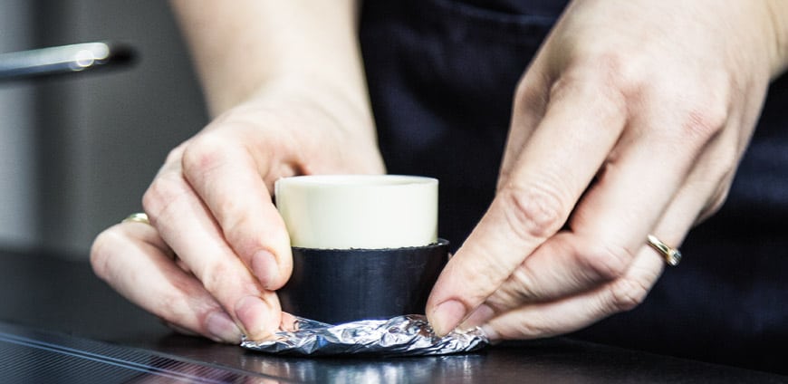 01_gluehkerze_kuvertuere_auf_plastikband_slide