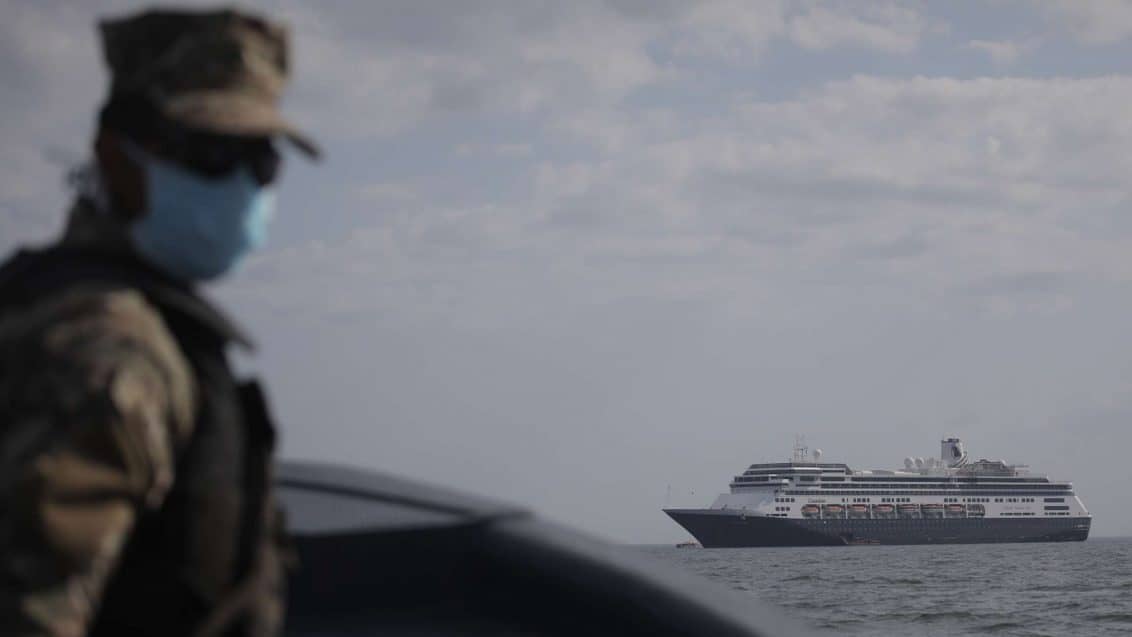 705855599-mitglied-panamaischen-kuestenwache-mundschutz-panama-city-bay-hintergrund-zaandam-sehen-schiff-starb-13pA5pOea-1132x637