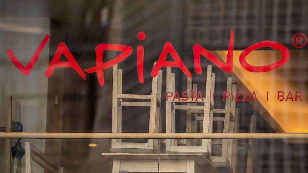 die-stuehle-sind-hochgestellt-die-angeschlagene-restaurantkette-vapiano-hat-in-folge-starker-umsatzeinbrueche-insolvenz-angemeldet-