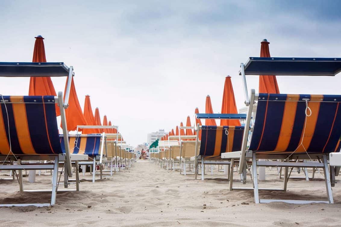 riccione-strand-liegen-sommer-italien-adria-1132x754
