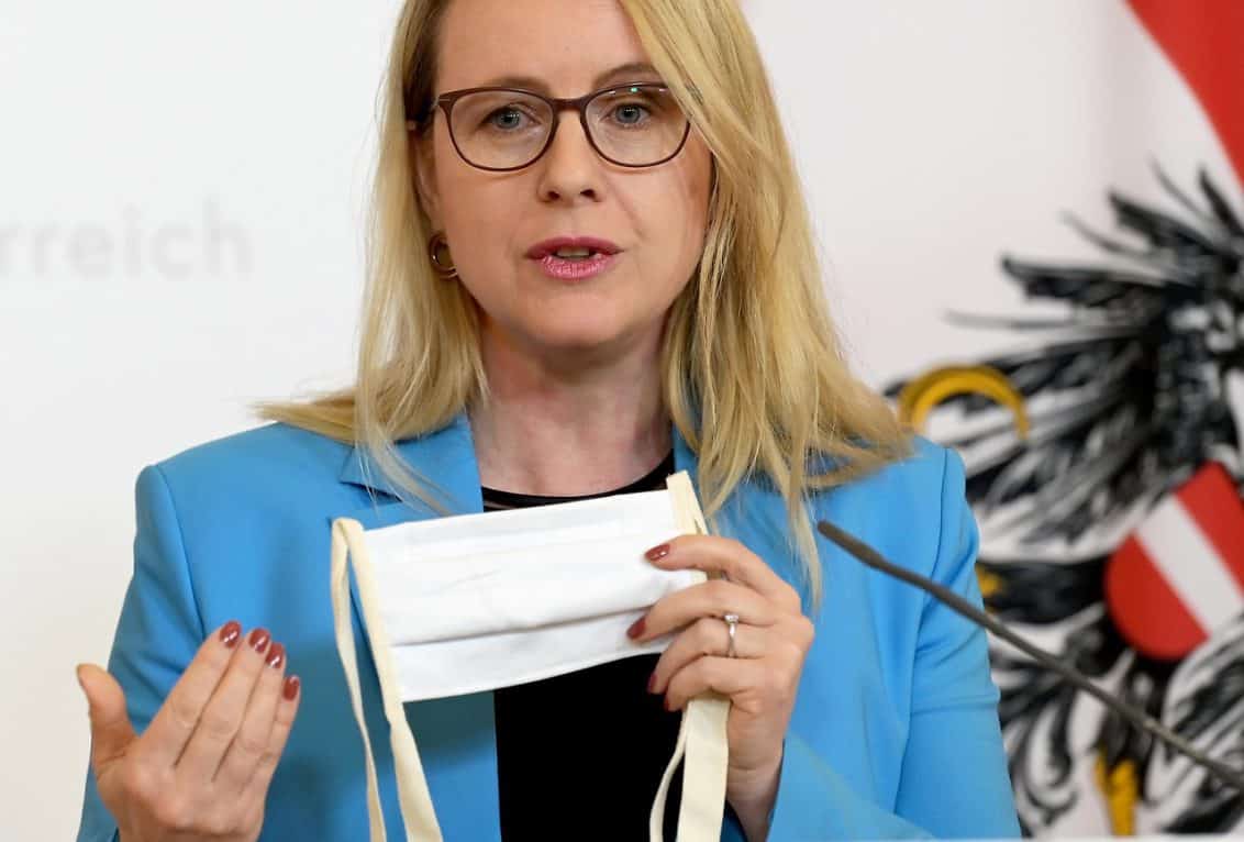 schramböck-pressekonferenz-corona-maske-regierung-österreich-1132x766