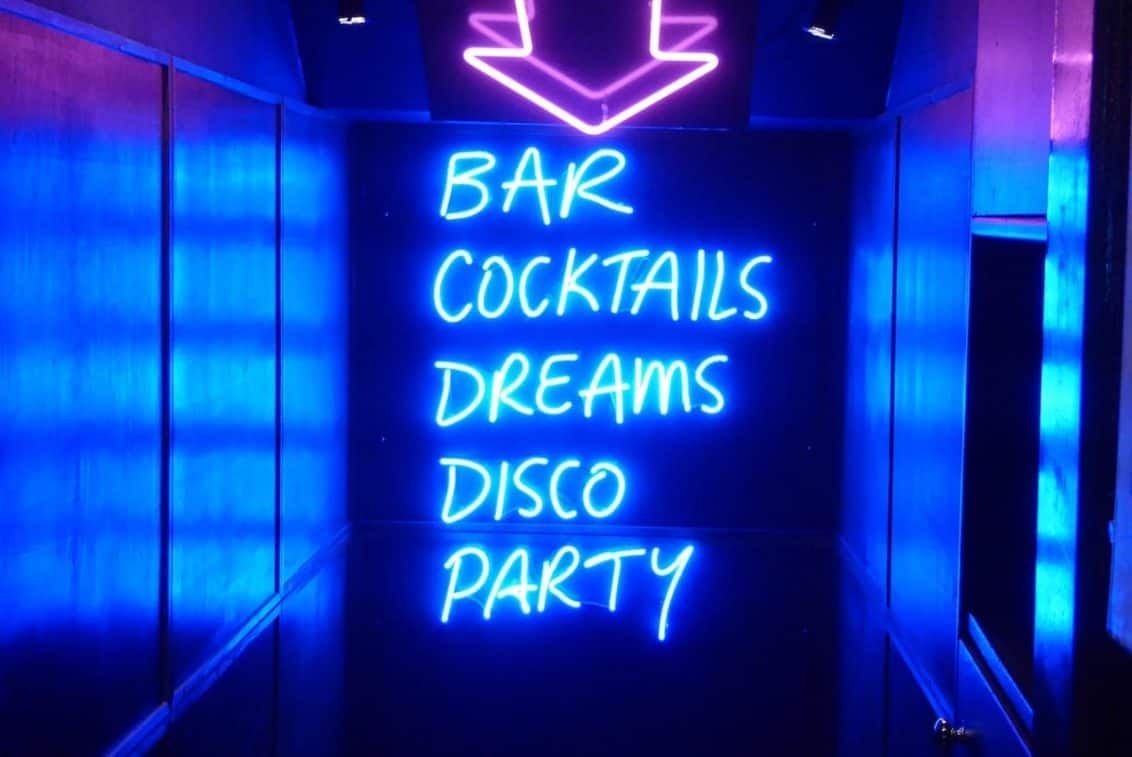 Bar-eingang-neon-schild-Nick-Fewings-unsplash-1-1132x757