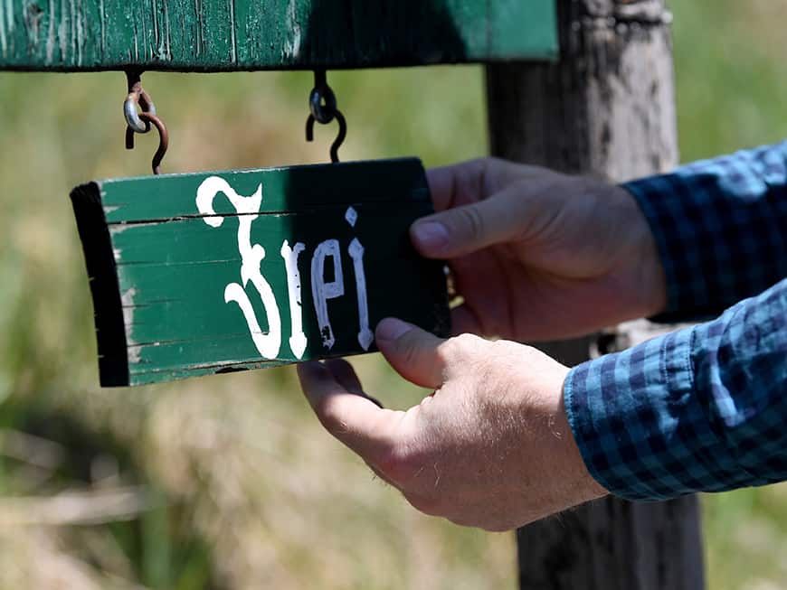 Zimmer-Frei-Schild-Holz-Hotel