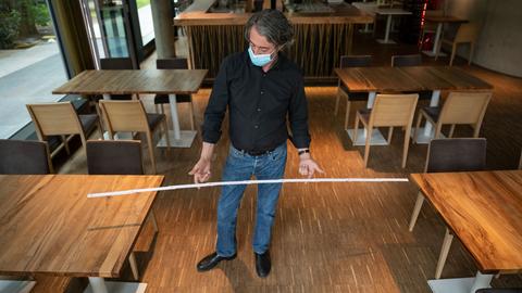 corona-restaurant-abstand-100_t-1590496936146_v-16to9__medium