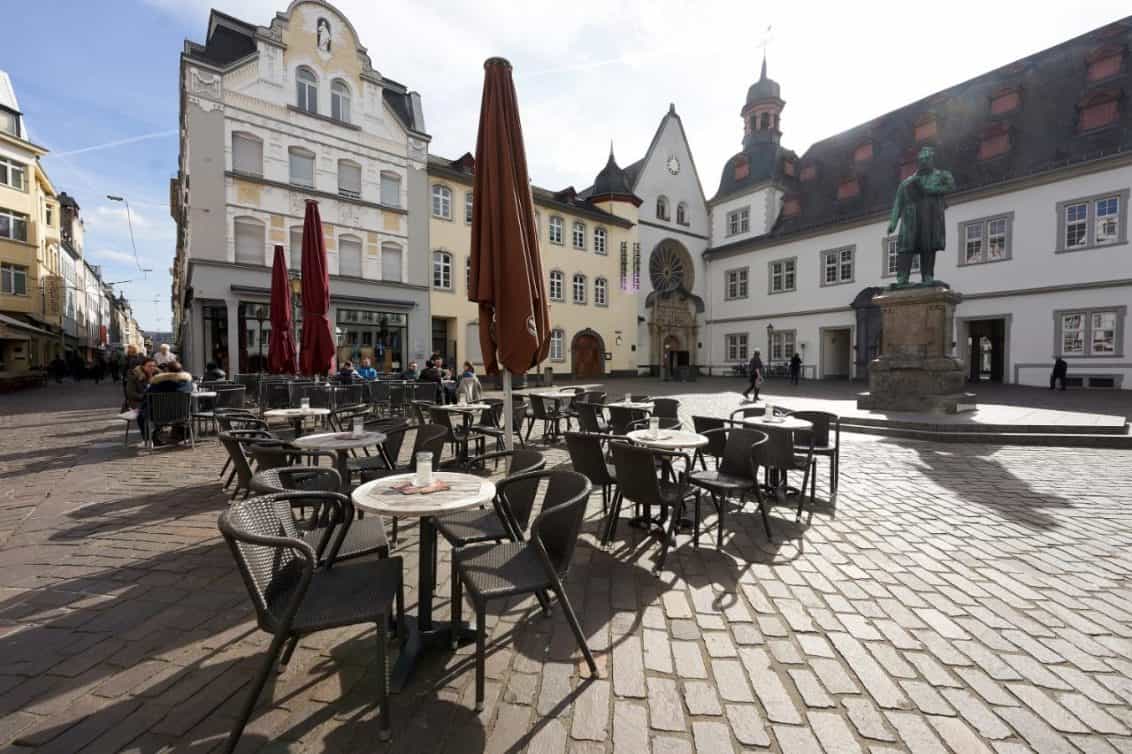 rheinland-pfalz-gastronomie-innenstadt-gastgarten-1132x754