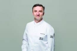 16_JRE_King_Person_FH_h1_grau_0130_high_CMYK-scaled-e1646930057334-260x173