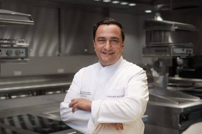 Torsten-Michel-Küchenchef-Schwarzwaldstube-in-der-Traube-Tonbach-c-Julian-Beekmann-Fotografie-scaled-e1656408492632