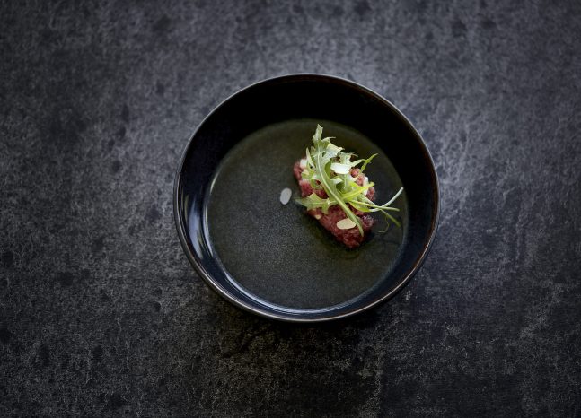 JamesBaron_Rindertatar-©-Krone-La-Punt-Sylvan-Müller-scaled-e1658308771123