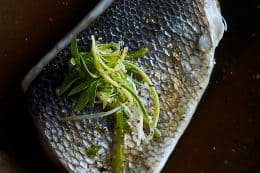 GO-by-Steffen-Henssler-Frankfurt-_-Loup-de-Mer-mit-Kombu-Alge-und-Tomaten-Miso-Fond-260x173