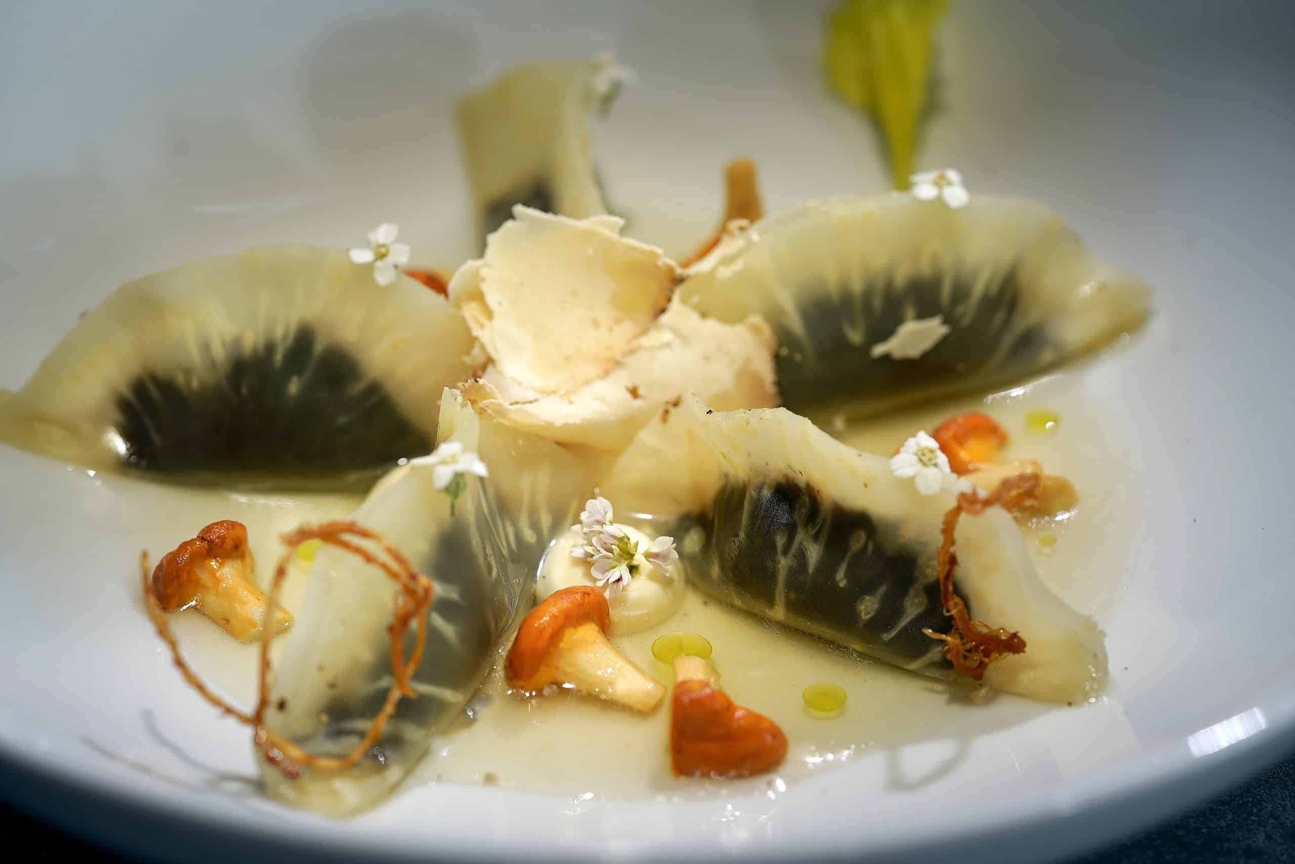 Vendôme_Fermentierte-Champignon-Sellerieravioli_Beiteller_c_Erik-Chmil-scaled