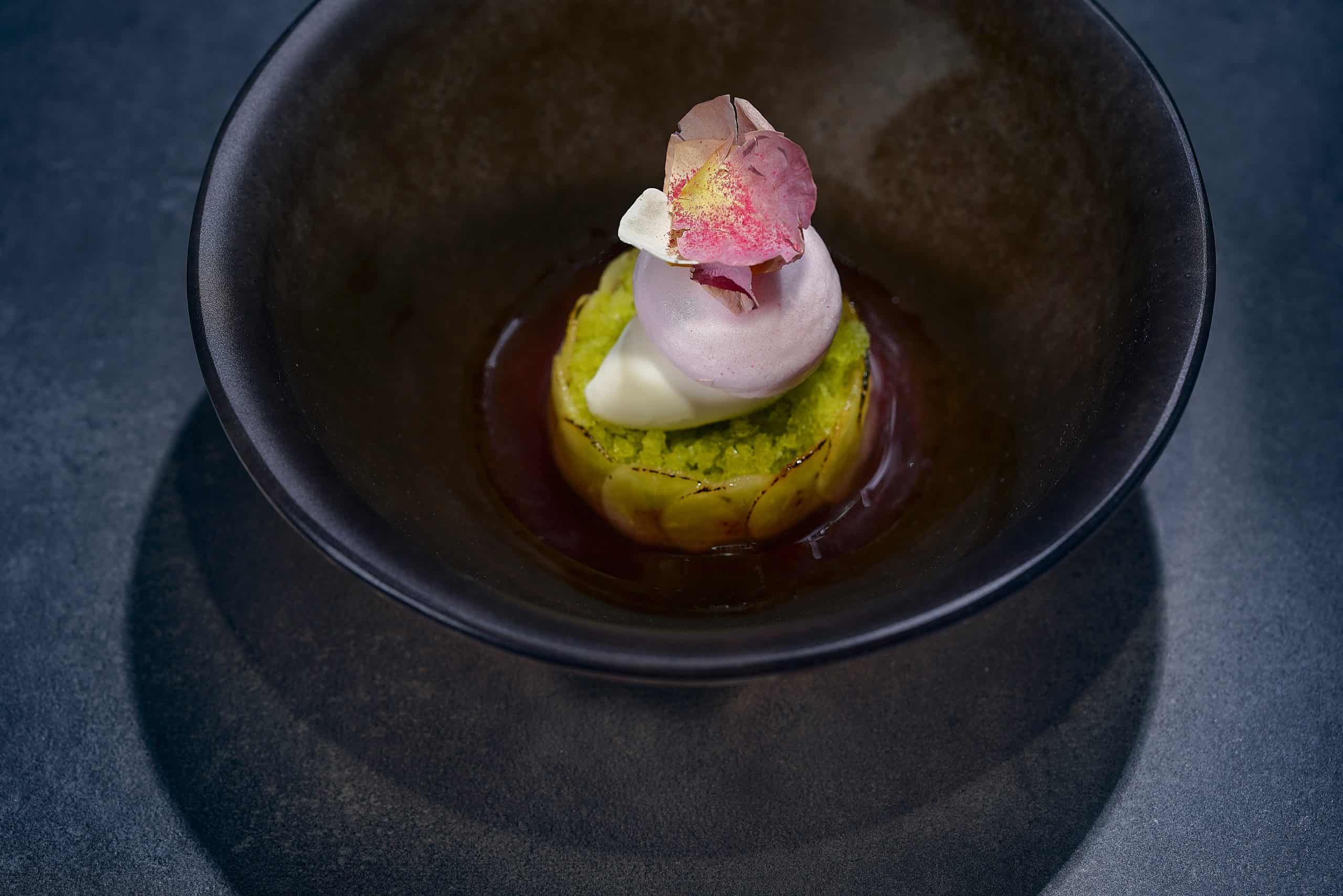 Vendôme_Petersilien-Apfel-Granité-Sauerrahmeis-Rosenblütenschaum_1_c_Erik-Chmil-scaled