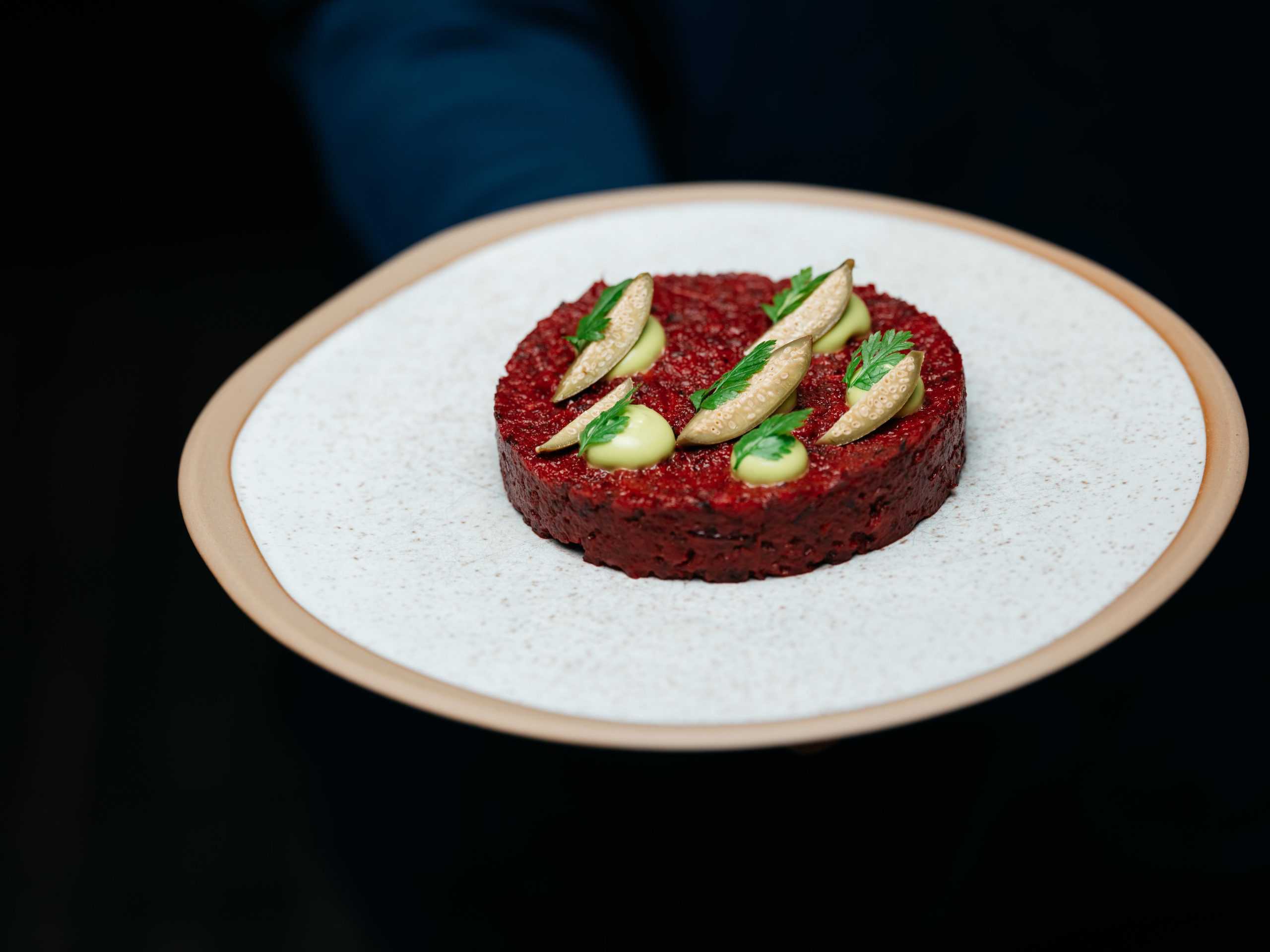 07_TIAN_Bistro_am_Berg_Zuers_Signature_Dish_TIAN_Tatar_c_Ingo_Pertramer-scaled