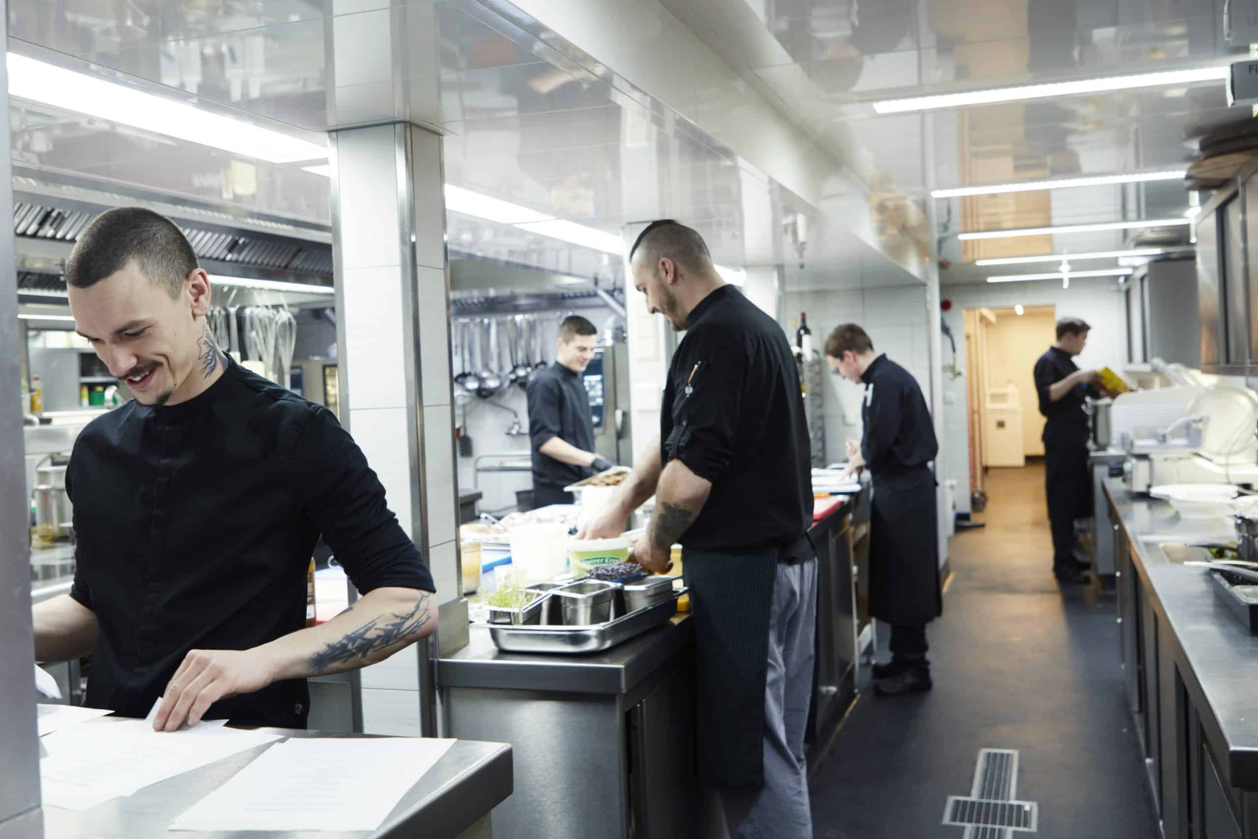 Kücheteam-c-RC_by_Yannis-Nivault-2-scaled