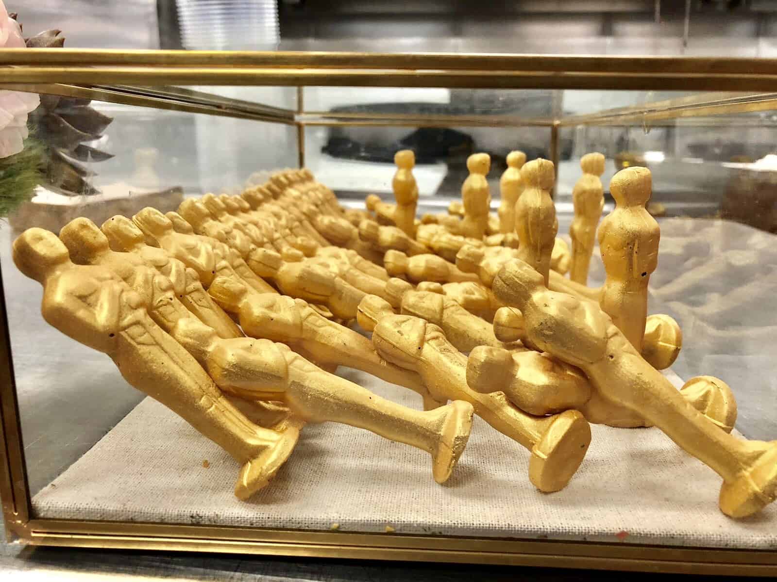 Oscars2023_03_ChocolateGoldoscarsinderBox