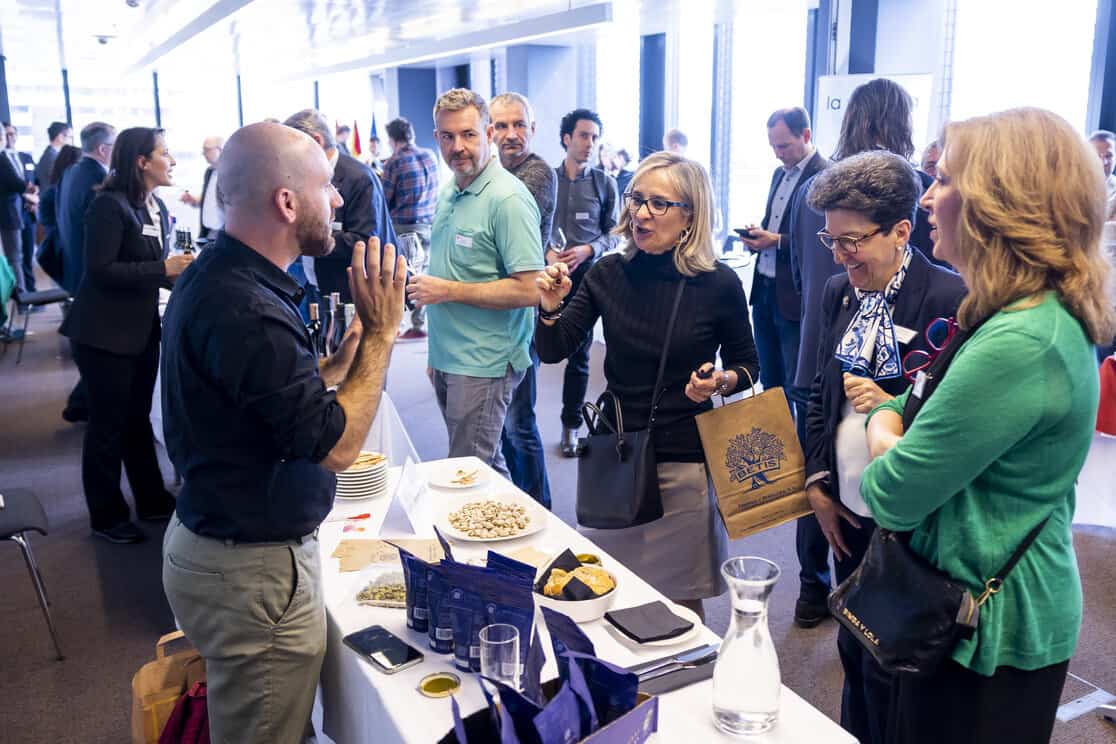 Spanische-Botschafterin-Cristina-Fraile-Mitte-bei-TASTE-SPAIN