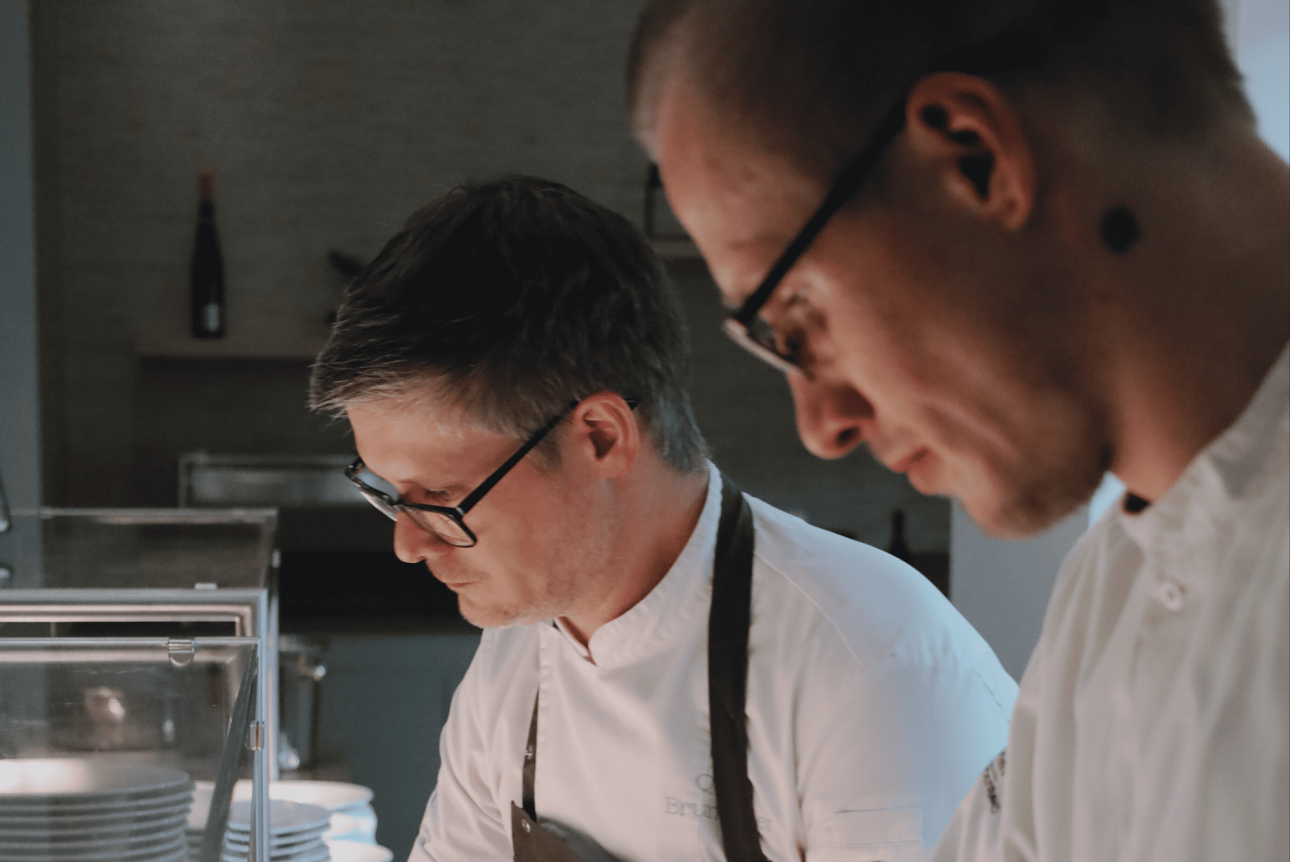 Sternekoch-Quirin-Brundobler-aus-dem-James-Flensburg-und-Silas-Rübke-Upstalsboom-Wyk-auf-Föhr©Christina-Hertrich-e1707908719236