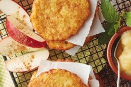 c-Schne-frost-Reibekuchen_rustikal_Rezept-mit-Apfelmus_-Zucker_Zimt-260x173