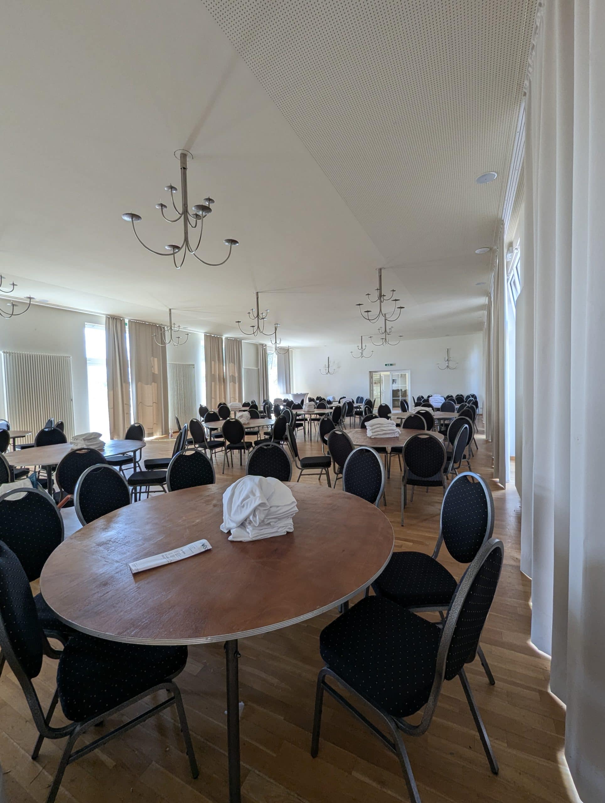Festsaal-innen-scaled
