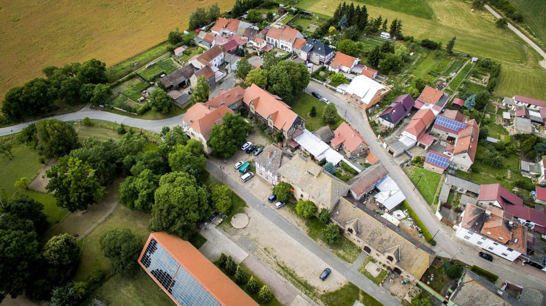 Luftaufnahme-Dorf-und-Gutshof-2000