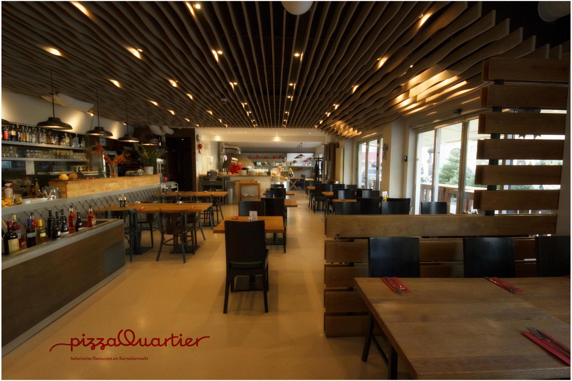 Kellner mit Inkasso bei Pizza Quartier in Wien Rolling Pin