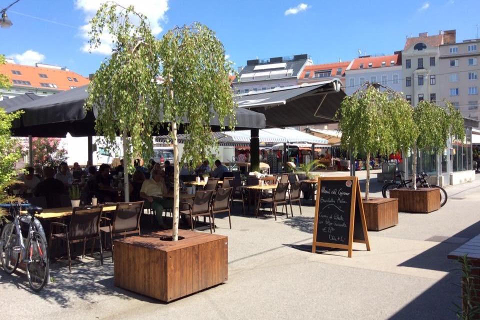 Kellner mit Inkasso bei Pizza Quartier in Wien Rolling Pin