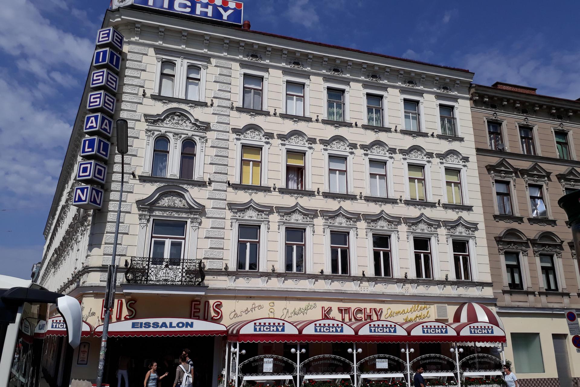 Produktionsmitarbeiter bei Tichy Eissalon in Wien Rolling Pin