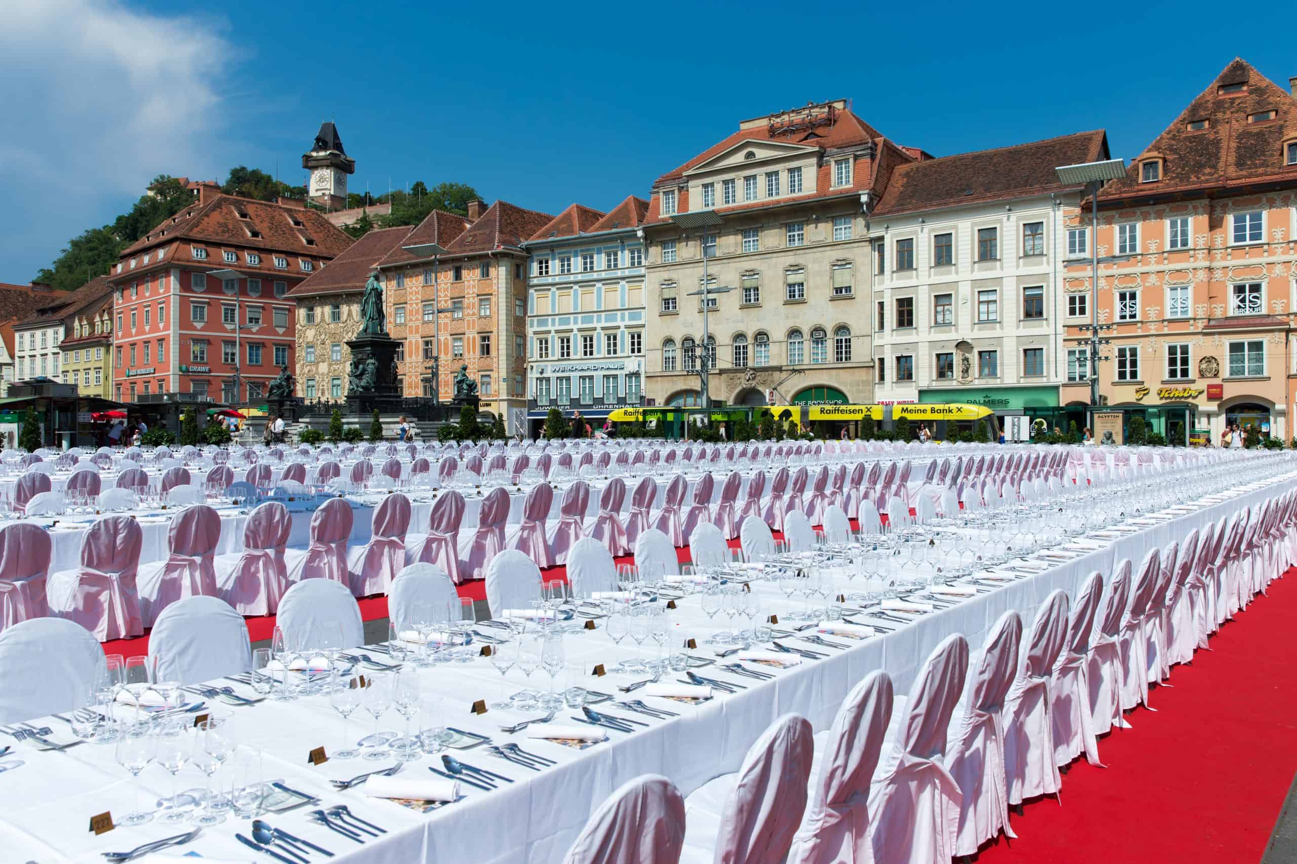 Lange-Tafel-der-GenussHauptstadt-Graz-Graz-Tourismus-Harry-Schiffer-1-scaled