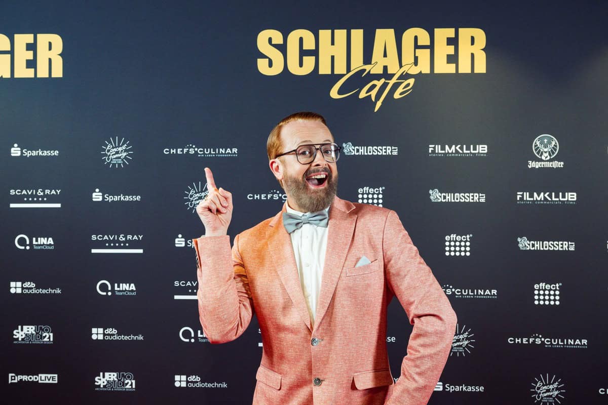 Opening-Schlager-Cafe_Ross_Antony.jpg