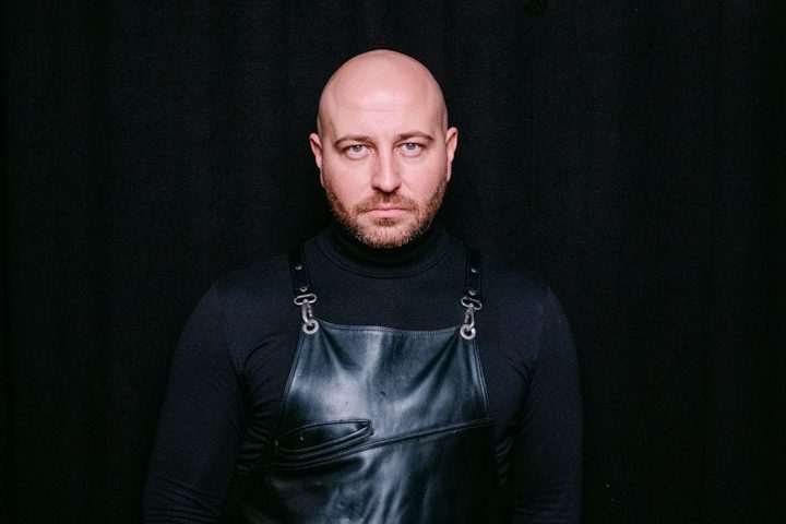 Yuriy-Apelyushynskyy_Sommelier-Betriebsleiter_c_Ira-Hendricks-e1768567215759